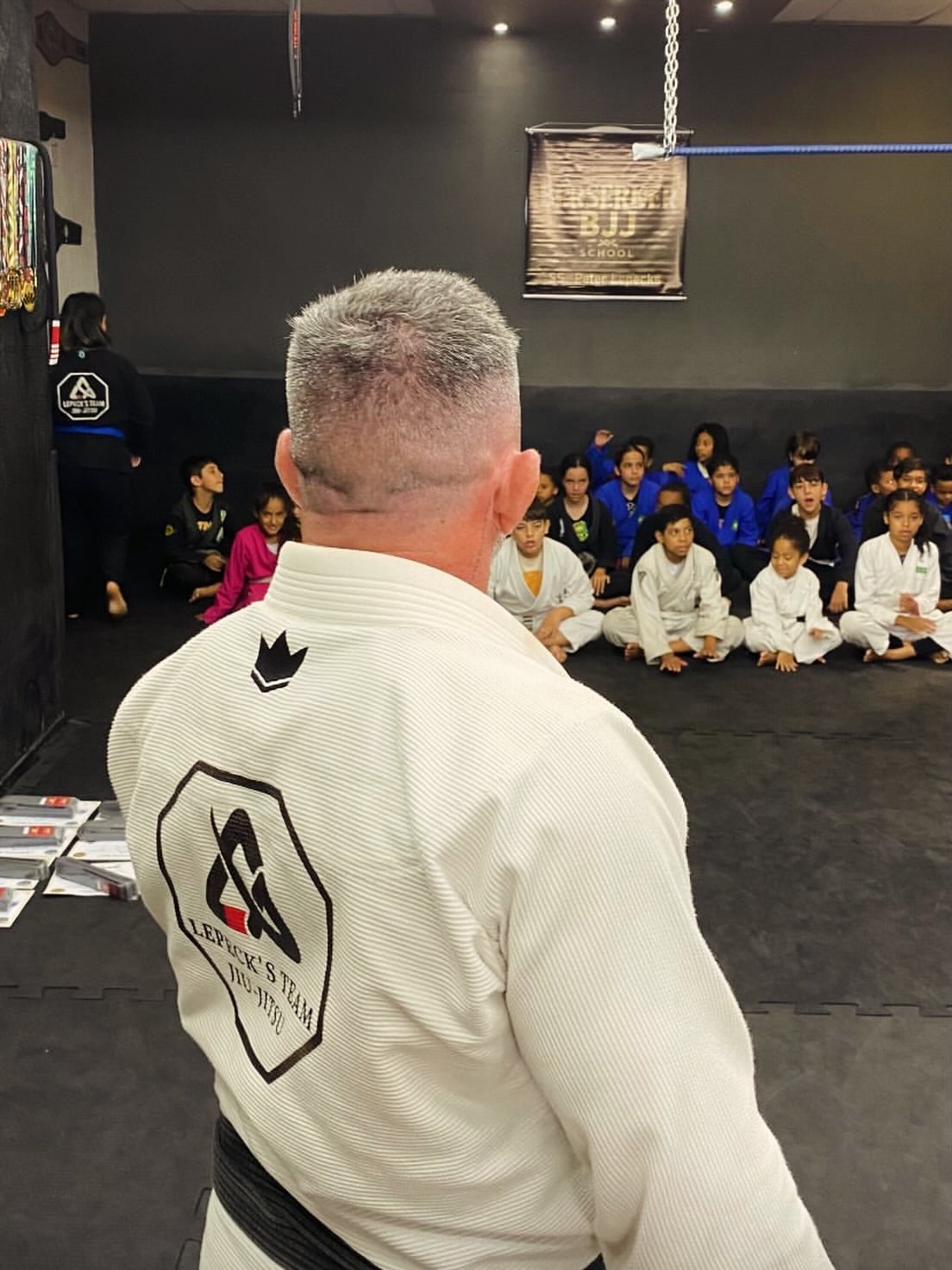 Professor Peter Lepeck's ensinando a turma infantil